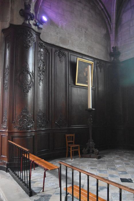 lambris de revêtement d’une chapelle latérale, vue partielle