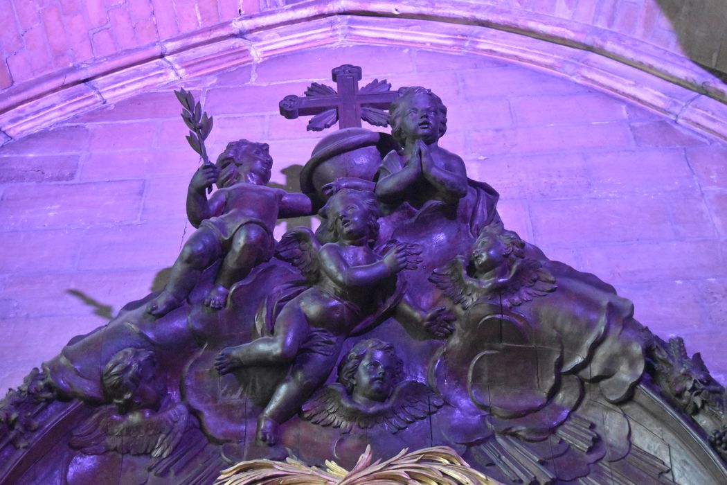 lambris de revêtement d’une chapelle latérale, vue partielle