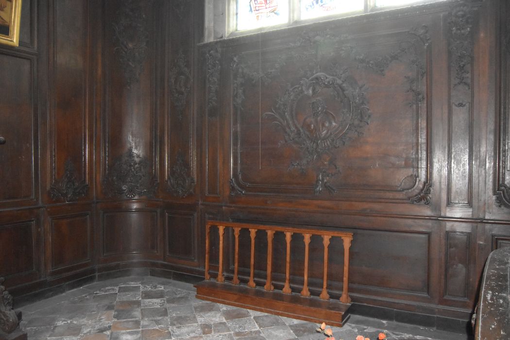 lambris de revêtement d’une chapelle latérale, vue partielle