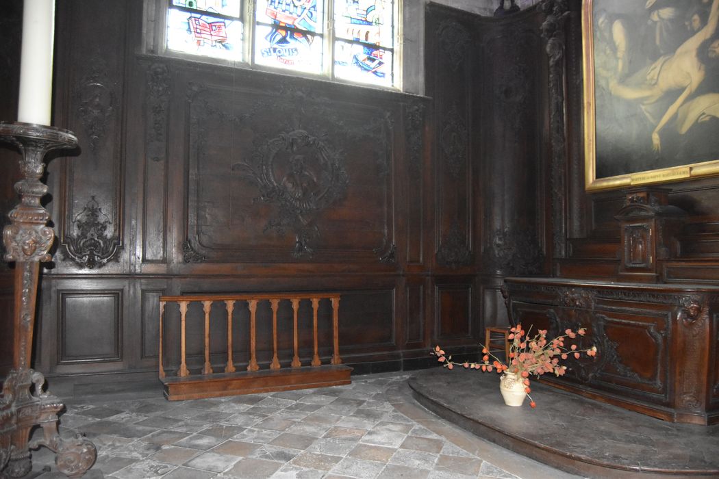 lambris de revêtement d’une chapelle latérale, vue partielle