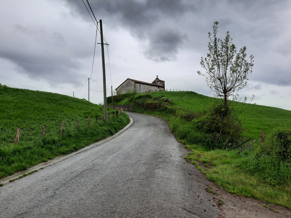 vue partielle de l’église dans son environnement depuis le Nord-Est