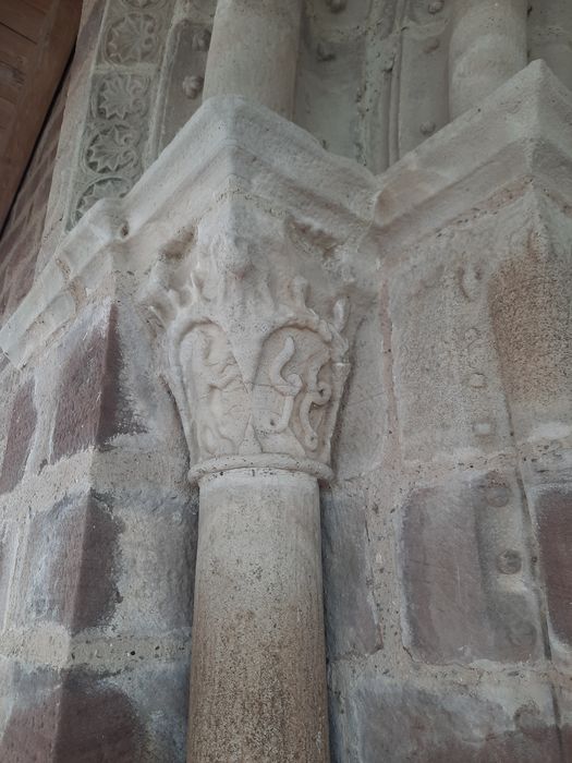 portail d’accès ouest, détail d’un chapiteau sculpté