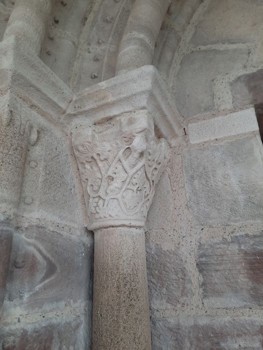 portail d’accès ouest, détail d’un chapiteau sculpté