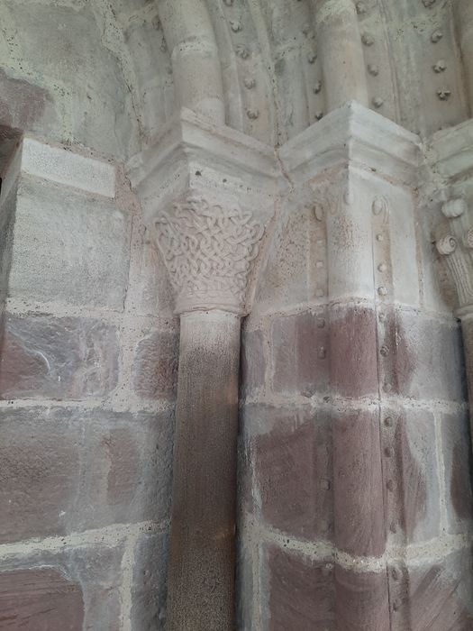 portail d’accès ouest, détail d’un chapiteau sculpté