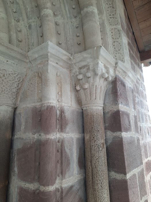 portail d’accès ouest, détail de chapiteaux sculptés