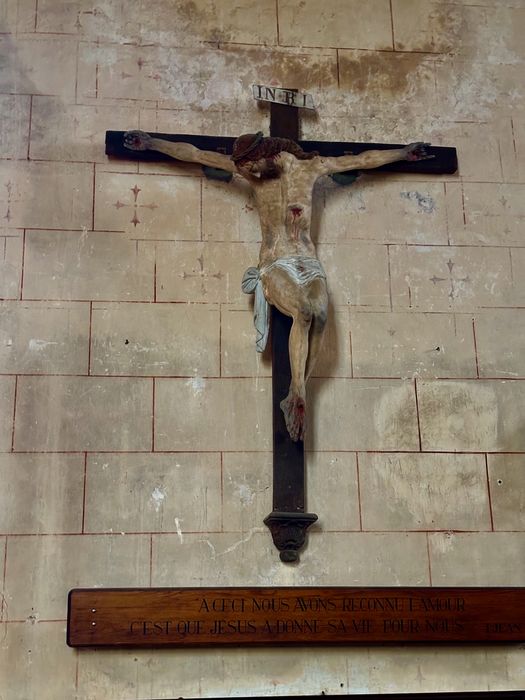 statue : Christ en croix