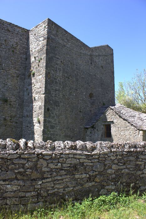 chevet formant rempart à l‘Est
