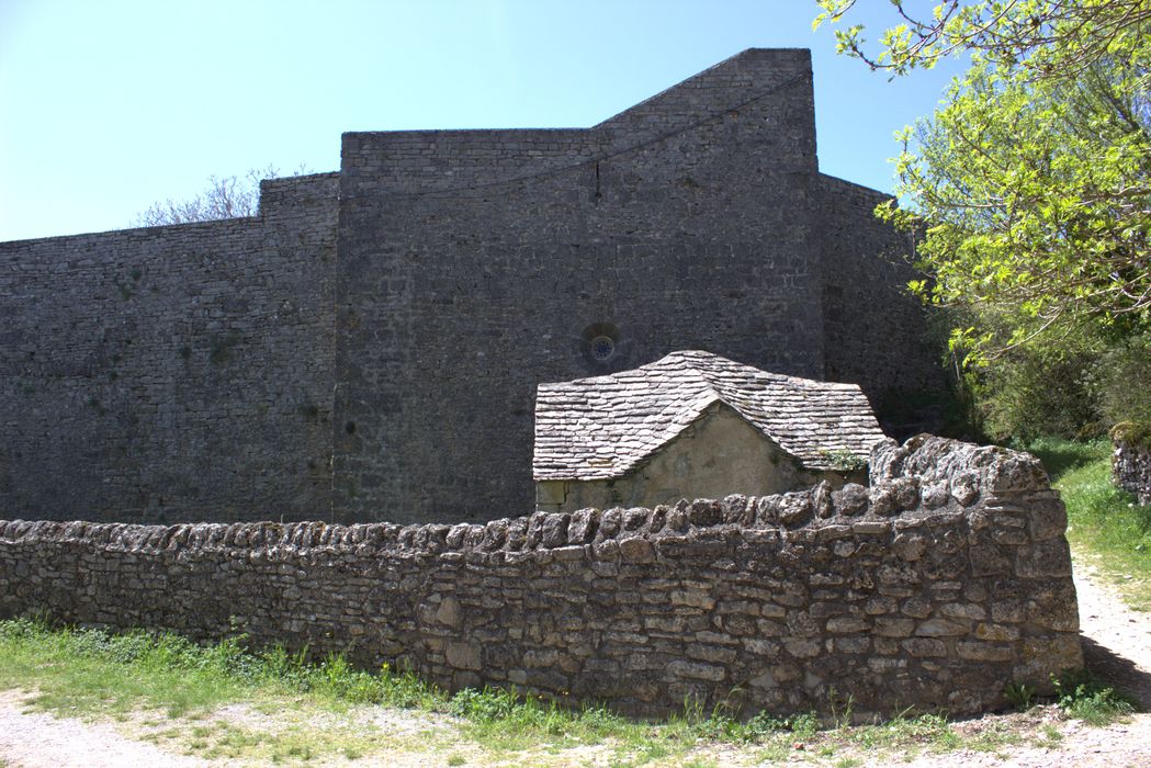 chevet formant rempart à l‘Est