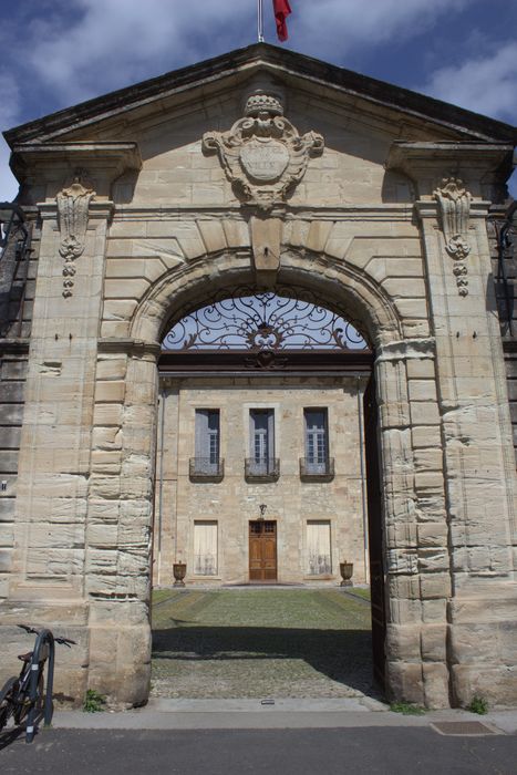 portail d’accès monumental sur rue à la cour d’honneur