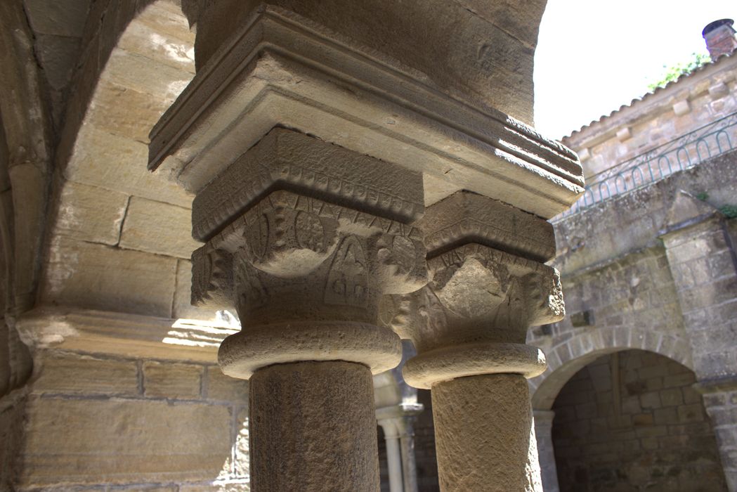 cloître, galerie nord, détail de deux chapiteaux