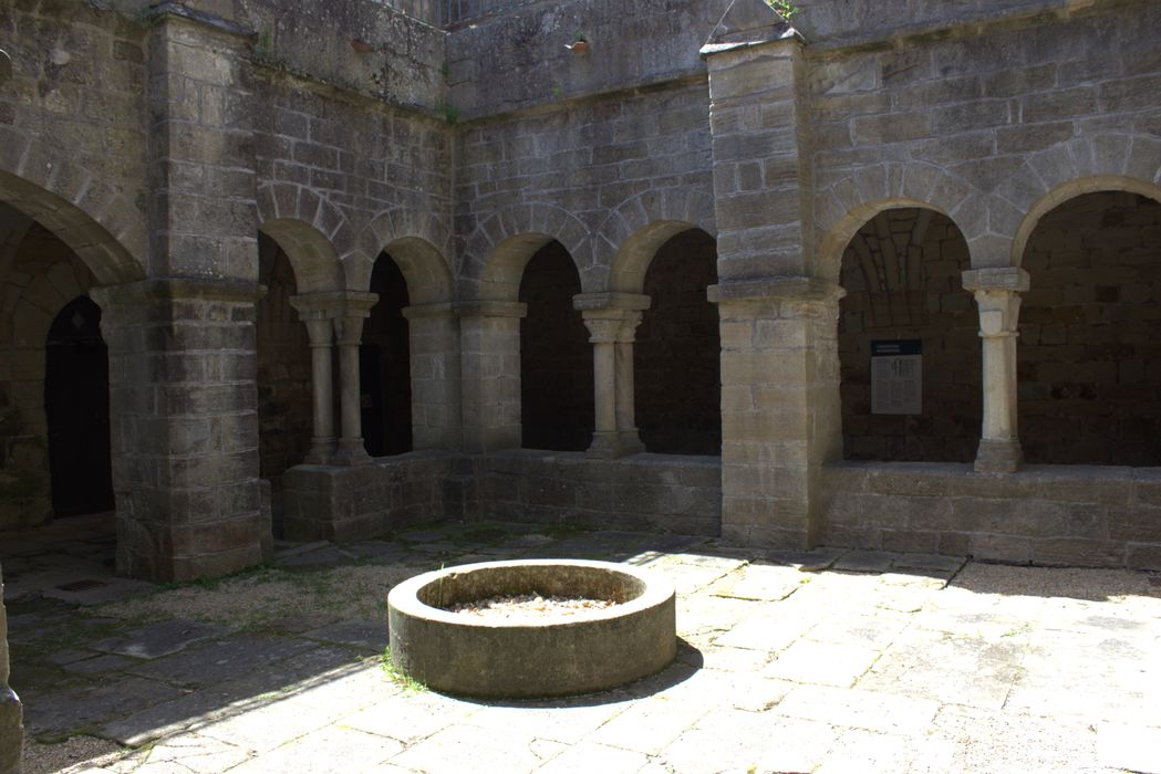 cloître, galeries sud et est, vue partielle