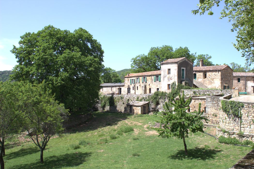 bâtiments des communs situés à l’ouest du prieuré, vue générale depuis la grande terrasse sud