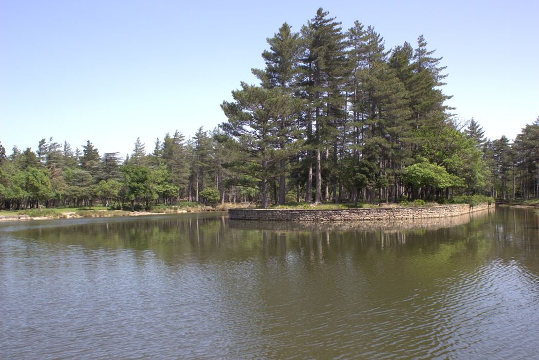 ancienne carrière inondée formant réserve d’eau à l’Est