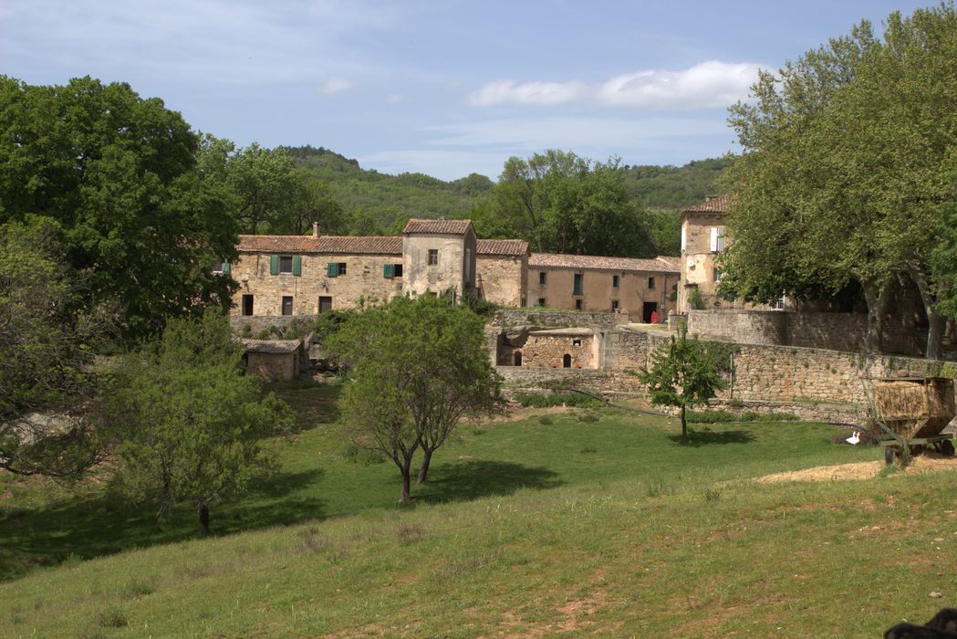 bâtiments des communs situés à l’ouest du prieuré, vue générale depuis la grande terrasse sud