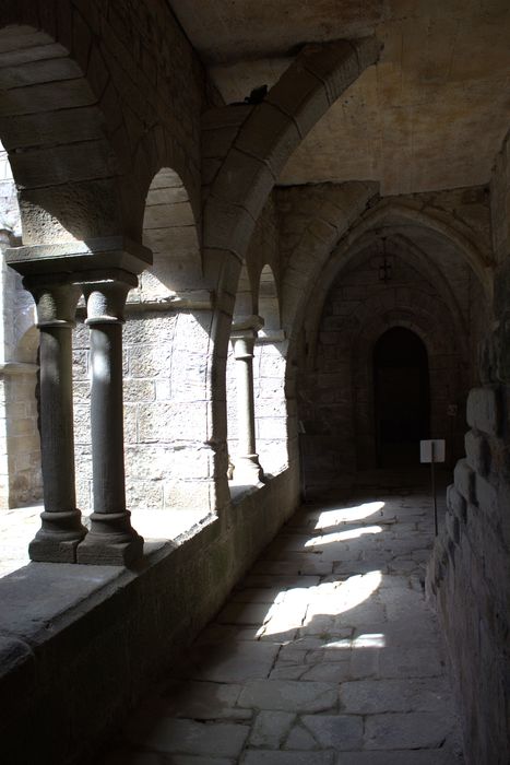 cloître, galerie est
