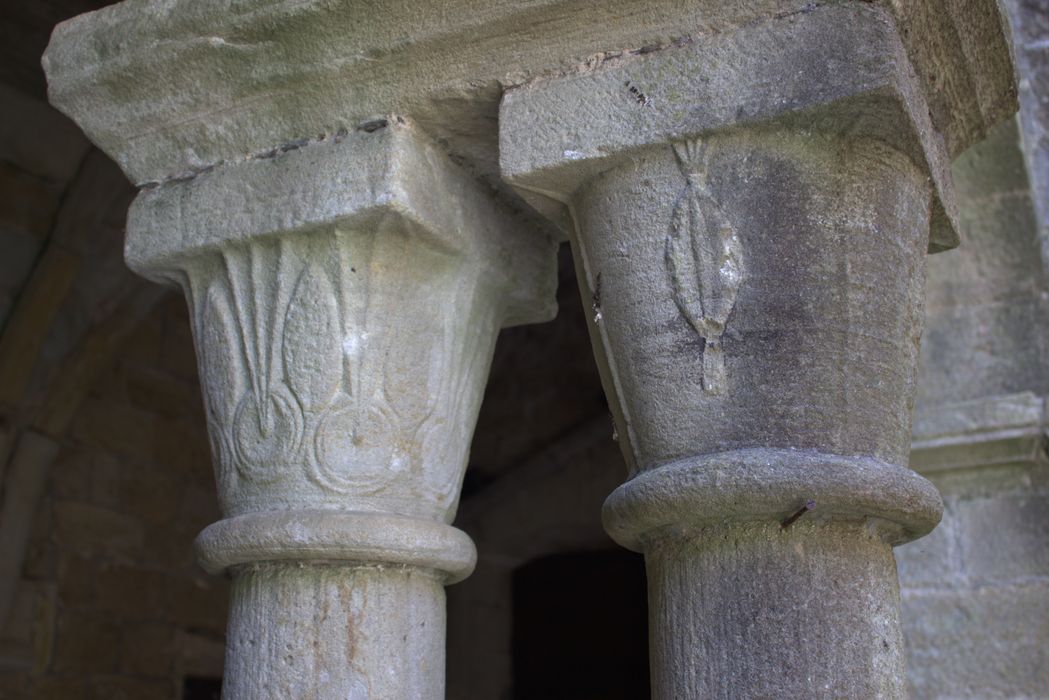 cloître, galerie est, détail de chapiteaux sculptés