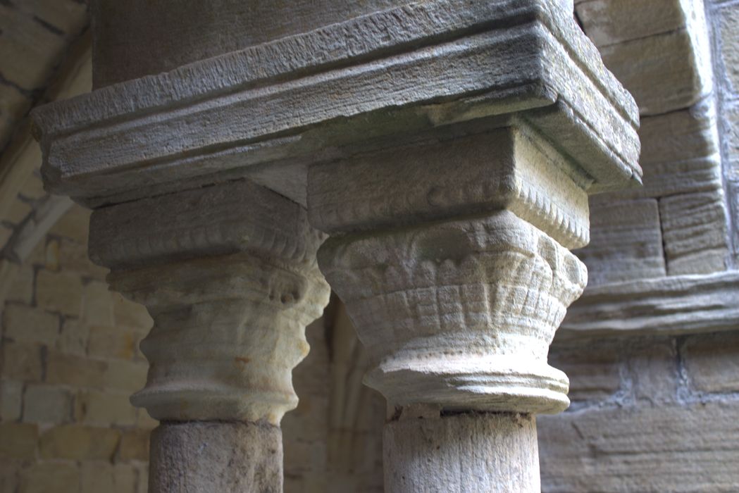 cloître, galerie est, détail de chapiteaux sculptés