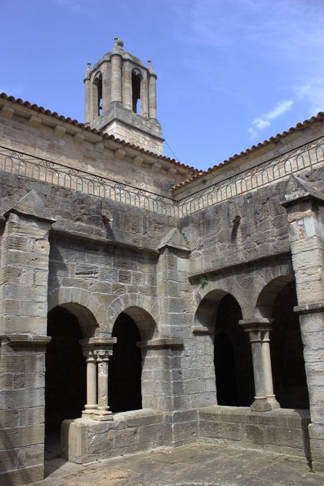 cloître, galeries nord et est, vue partielle