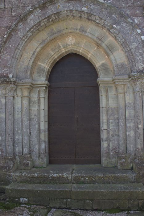 portail d’accès nord à l’église