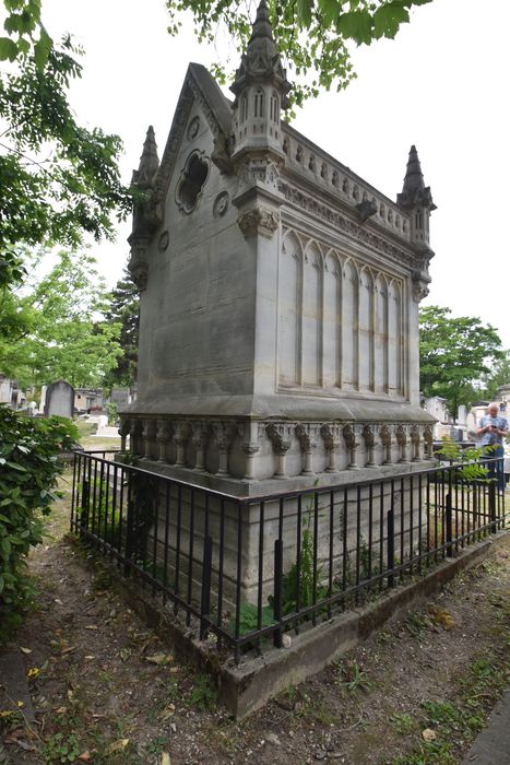 vues latérale et postérieure du tombeau