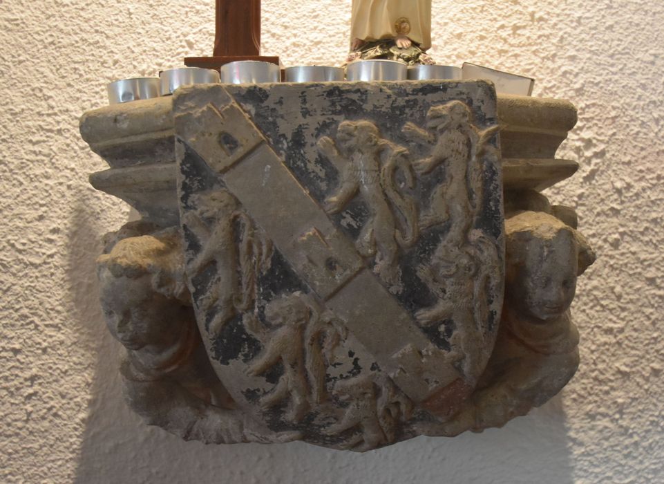 cul de lampe armorié déposé, initialement situé au-dessus du portail d’accès nord