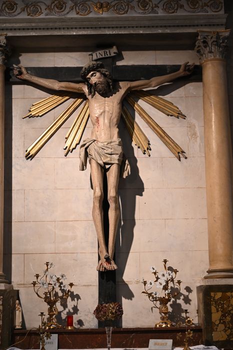 statue : Christ en croix