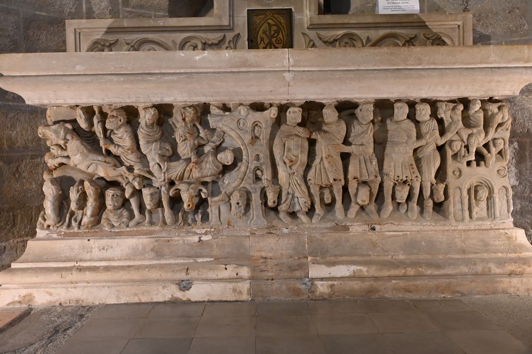 sarcophage servant d'autel