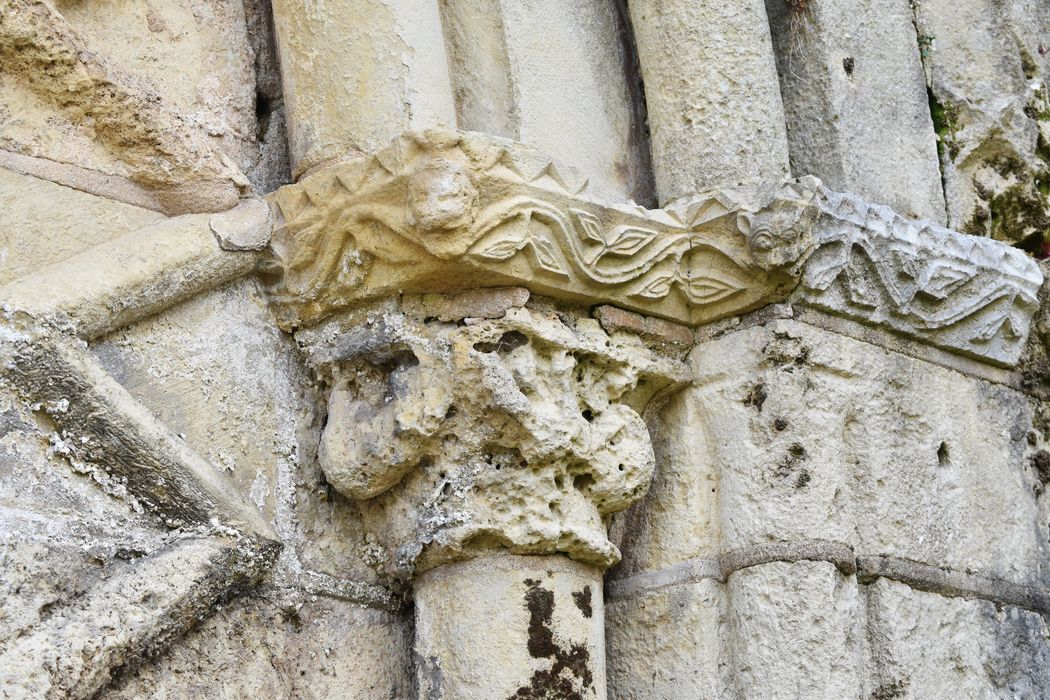 façade latérale sud, détail d’un chapiteau sculpté