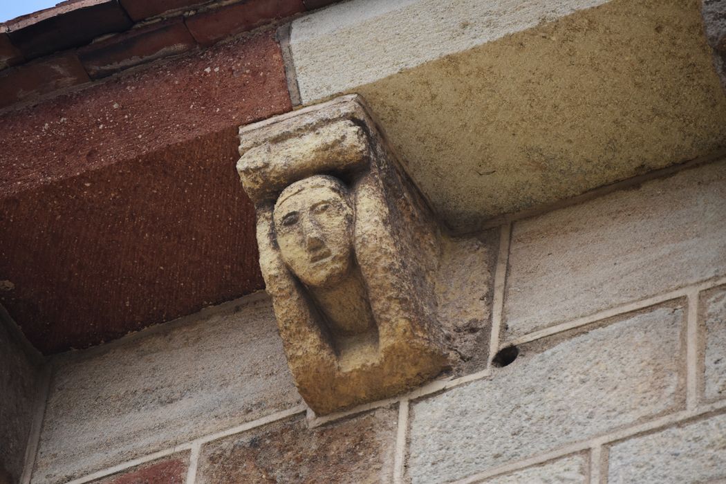 façade latérale sud, détail d’un modillon sculpté
