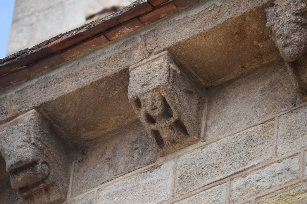 façade latérale sud, détail des modillons sculptés