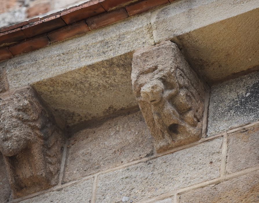 façade latérale sud, détail des modillons sculptés