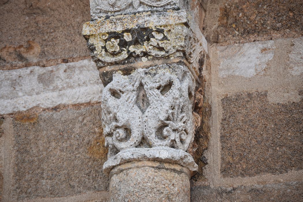 Façade ouest, détail d’un chapiteau sculpté