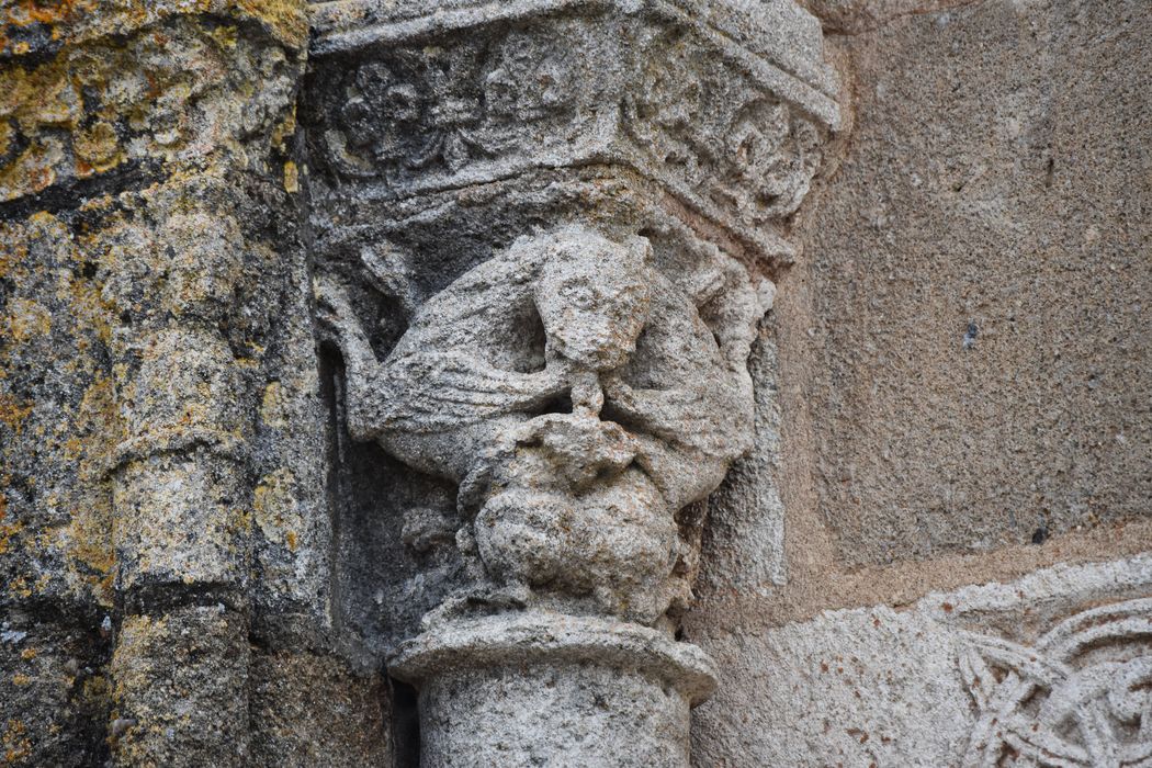 portail d’accès ouest, détail d’un chapiteau sculpté