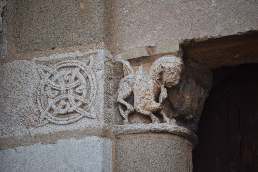 portail d’accès ouest, détail d’un chapiteau sculpté