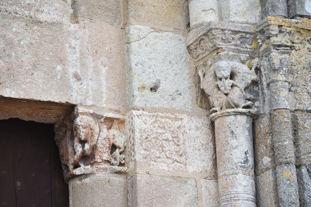 portail d’accès ouest, détail des chapiteaux sculptés