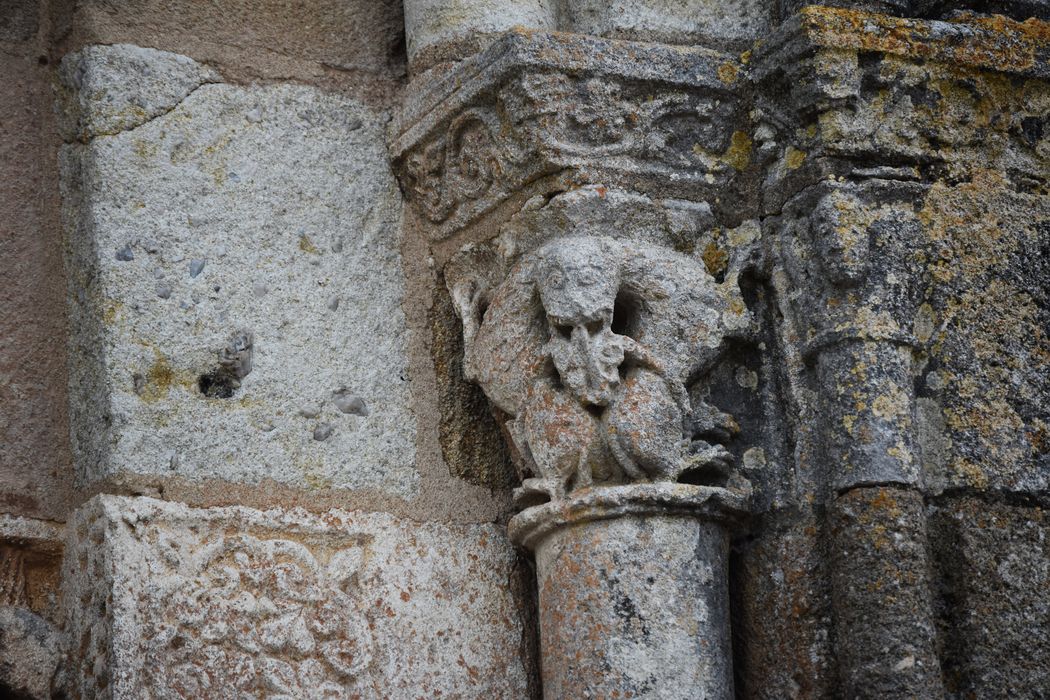 façade ouest, détail d’un chapiteau sculpté