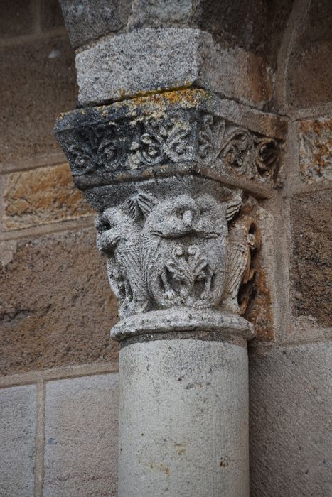 façade ouest, détail d’un chapiteau sculpté