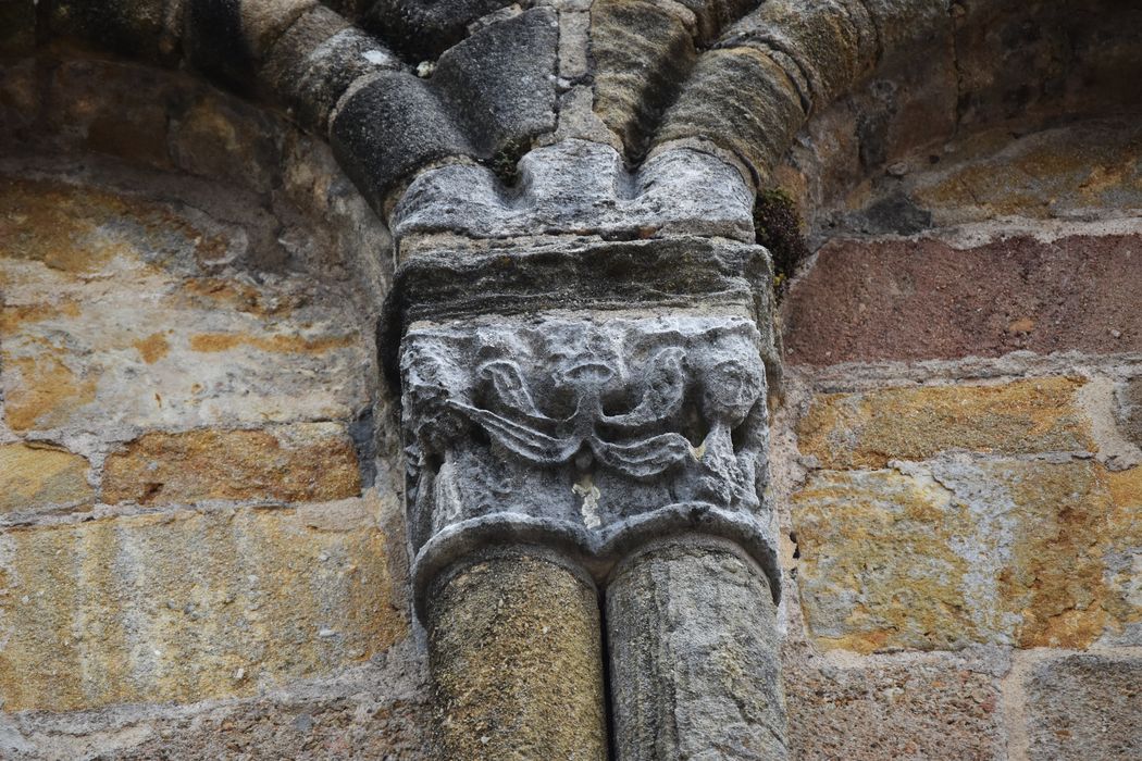 façade ouest, détail d’un chapiteau sculpté des arcatures supérieures 