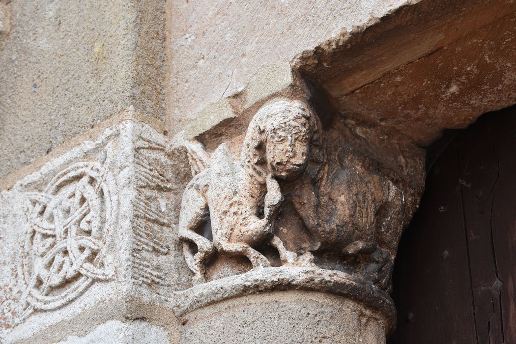 portail d’accès ouest, détail d’un chapiteau sculpté