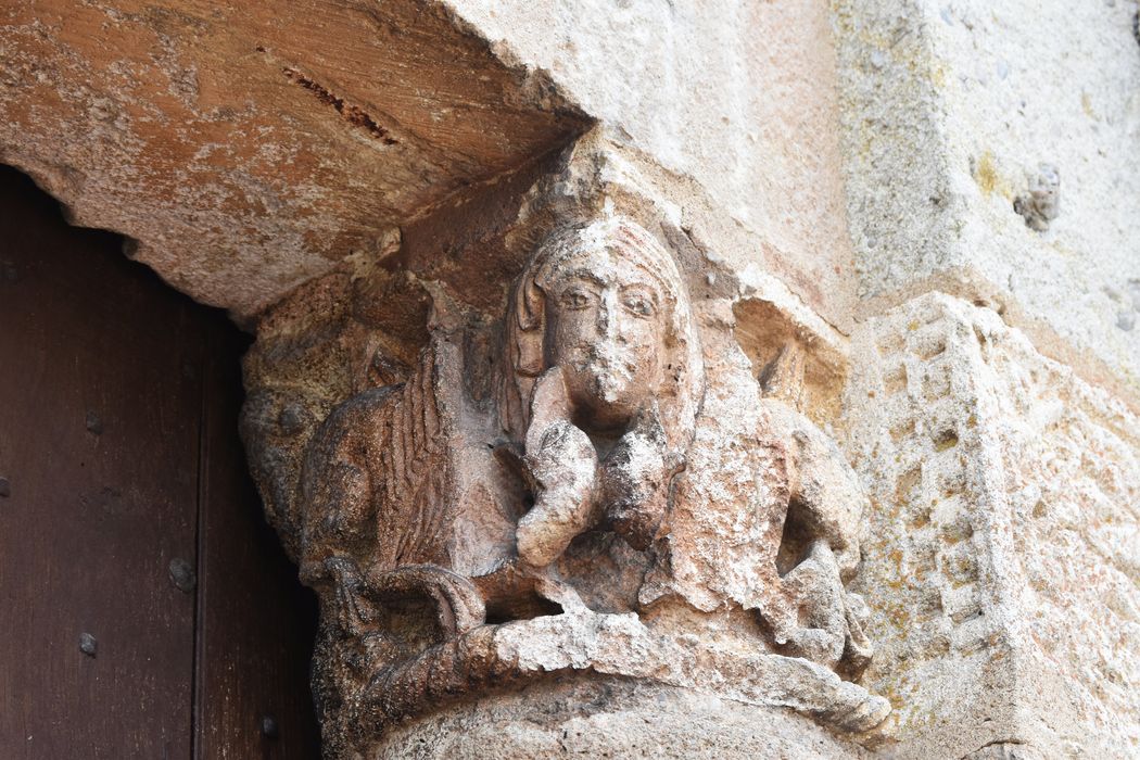portail d’accès ouest, détail d’un chapiteau sculpté