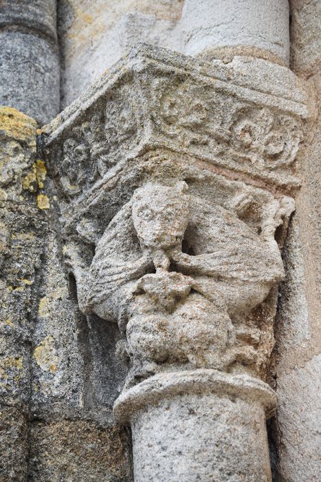 portail d’accès ouest, détail d’un chapiteau sculpté