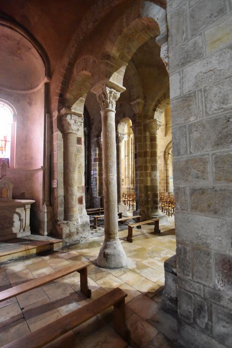 bras du transept nord, grandes arcades de séparation entre l’absidiole centrale et l’absidiole sud