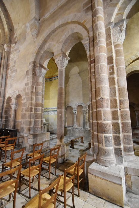 bras du transept sud, grandes arcades de séparation entre le choeur et l’absidiole nord