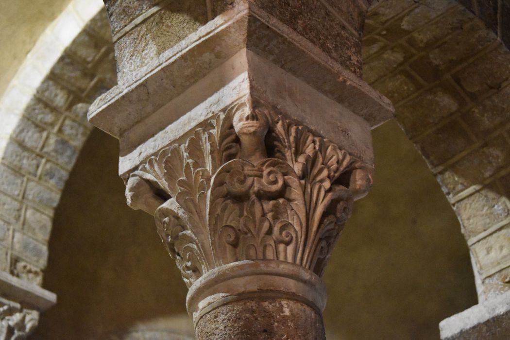 bras du transept sud, détail d’un chapiteau sculpté