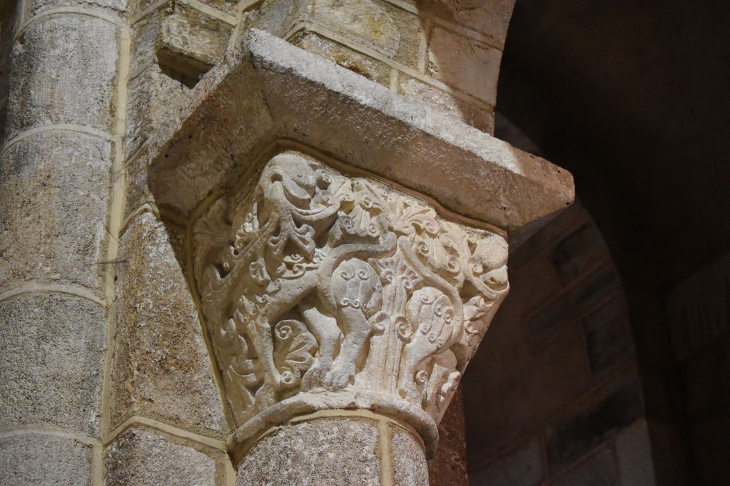 bras du transept sud, détail d’un chapiteau sculpté