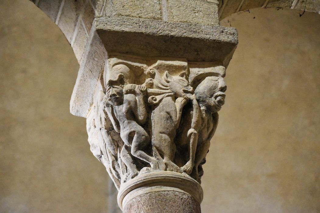 bras du transept sud, détail d’un chapiteau sculpté