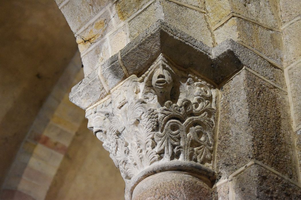 bras du transept sud, détail d’un chapiteau sculpté