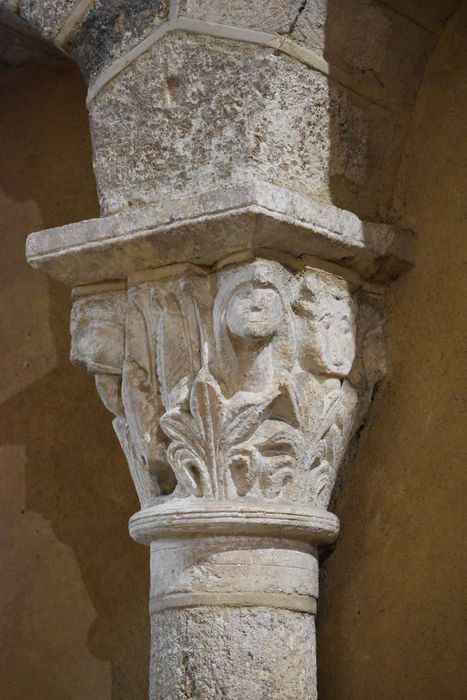 bras du transept sud, détail d’un chapiteau sculpté