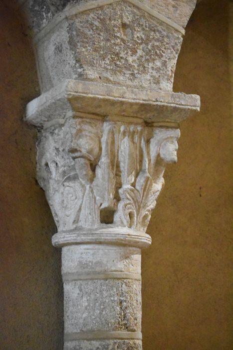 bras du transept sud, détail d’un chapiteau sculpté