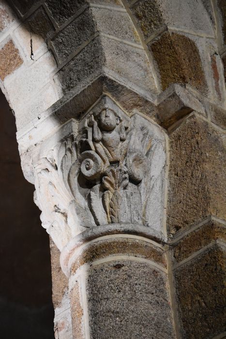bras du transept nord, détail d’un chapiteau sculpté